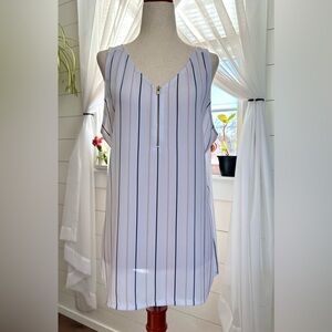 Express brand sleeveless blouse with a zip front. 
Size:Large